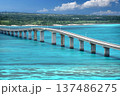 宮古島の観光名所・青い海を渡る来間大橋 137486275