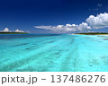宮古島の観光名所・来間大橋から見る青い海と与那覇前浜ビーチ 137486276