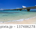 宮古島の観光名所・青い海を渡る来間大橋とビーチに打ち寄せる波 137486278