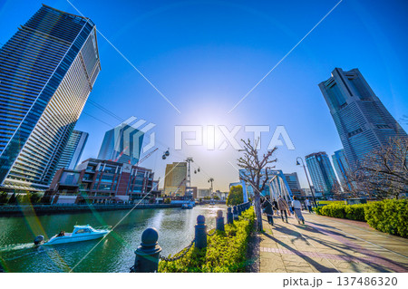 日本の横浜都市景観改修…ボードウォーク改修工事。汽車道に影が揺れる…新時代へ希望の光＝5日 137486320