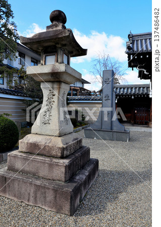 新選組隊士たちの訓練場だった壬生寺　石灯籠（永代常夜燈）　と　寺号標（寺号碑） 137486482