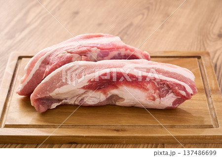 豚バラブロック 生の豚バラ肉 豚バラブロック 生の豚バラ肉 137486699
