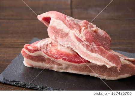 豚バラブロック 生の豚バラ肉 137486700