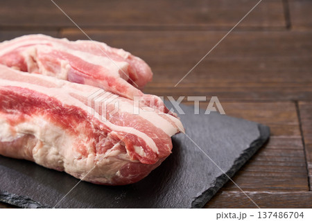 豚バラブロック 生の豚バラ肉 137486704