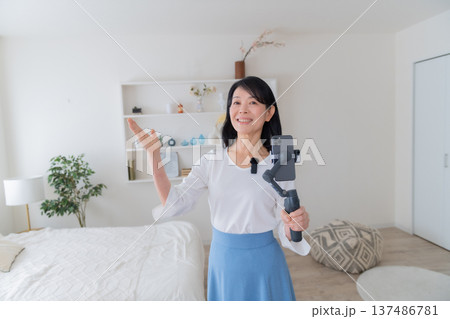 YouTuber　動画クリエイター　収録　ジンバル　撮影収録　番組制作　収録風景　ワイヤレスマイク 137486781