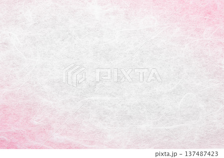 ピンクと白の和紙　グラデーション　雲龍模様 137487423