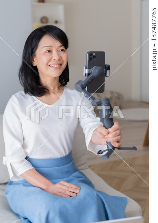 YouTuber 動画クリエイター 収録 ジンバル 撮影収録 番組制作 収録風景 ワイヤレスマイク YouTuber 動画クリエイター 収録 ジンバル 撮影収録 番組制作 収録風景 ワイヤレスマイク 137487765