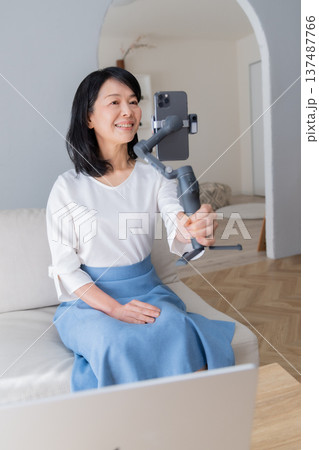 YouTuber　動画クリエイター　収録　ジンバル　撮影収録　番組制作　収録風景　ワイヤレスマイク 137487766