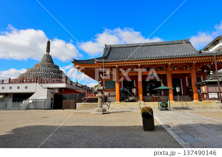 本堂　と　千体仏堂　新選組隊士たちの訓練場だった壬生寺 137490146