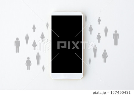 スマホ上での人間関係をイメージした静止画像 スマホ上での人間関係をイメージした静止画像 137490451