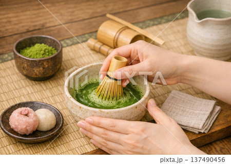 穏やかなお茶たてポーズ 137490456