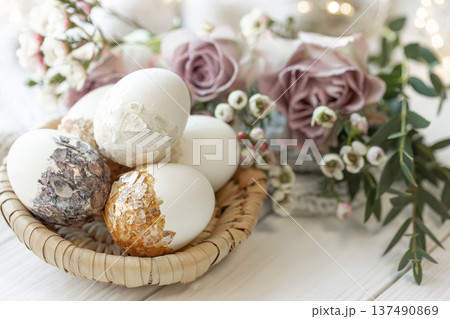 Easter composition with decorative eggs and flowers, close-up. 137490869