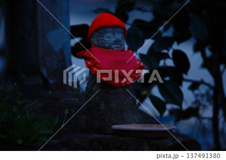 静岡県袋井市・油山寺の赤い帽子のお地蔵様 137491380