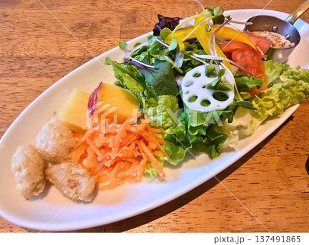 具だくさんな野菜サラダ 具だくさんな野菜サラダ 137491865