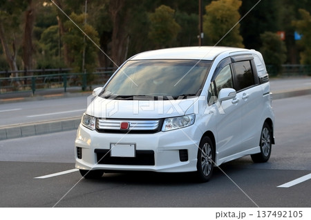 走行中の白いミニバン イメージ 走行中の白いミニバン イメージ 137492105
