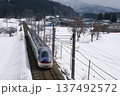 雪景色の中を走るE8系新幹線 137492572