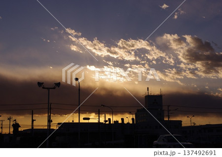 夕暮れ時の都市風景と黄金色に輝く空 137492691