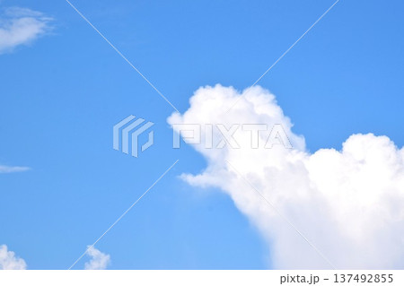 雲の形は刻々と変化する 137492855