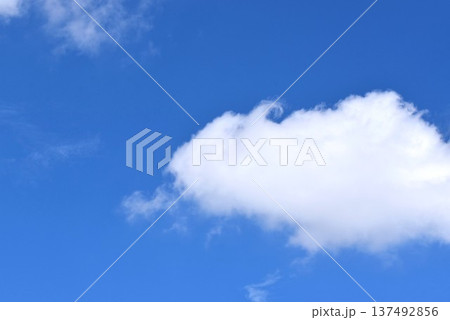 雲の形は刻々と変化する 137492856