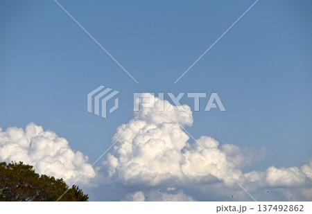 雲の形は刻々と変化する 雲の形は刻々と変化する 137492862