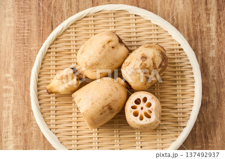 生のれんこん（蓮根） 竹ざるに盛った食材 137492937