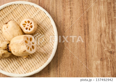 生のれんこん（蓮根） 竹ざるに盛った食材 137492942