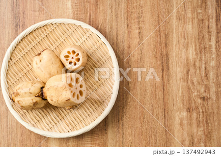生のれんこん（蓮根） 竹ざるに盛った食材 137492943