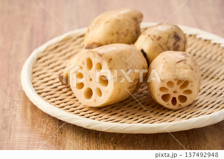 生のれんこん（蓮根） 竹ざるに盛った食材 137492948