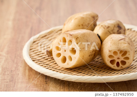 生のれんこん（蓮根） 竹ざるに盛った食材 137492950