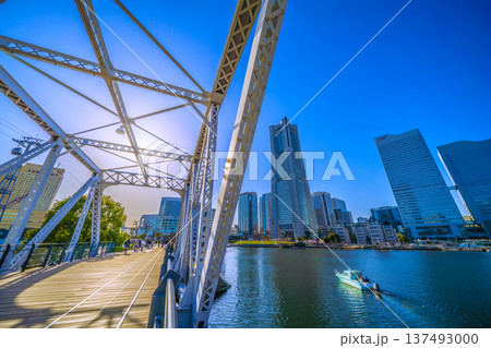 日本の横浜都市景観リニューアル…汽車道のボードウォーク改修工事。ロープウェイ…新時代へ希望の光 137493000