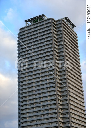 青空とタワーマンション　イメージ 137493023
