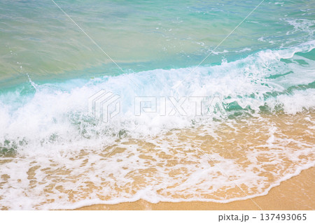 〈沖縄県〉水納島の美しい波打ち際 〈沖縄県〉水納島の美しい波打ち際 137493065