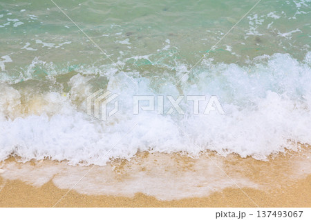 〈沖縄県〉水納島の美しい波打ち際 137493067