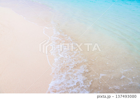 〈沖縄県〉水納島の美しい波打ち際 137493080