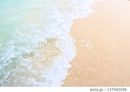 〈沖縄県〉水納島の美しい波打ち際 〈沖縄県〉水納島の美しい波打ち際 137493086