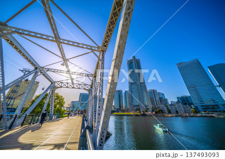 日本の横浜都市景観整備…汽車道のボードウォーク改修工事。ロープウェイ…新時代へ希望の光 137493093