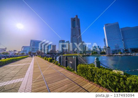 日本の横浜都市景観リニューアル汽車道…ボードウォーク改修工事。ロープウェイ…新時代へ希望の光 137493094