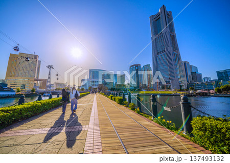 日本の横浜都市景観整備…ボードウォーク改修工事。汽車道に影が揺れる、ロープウェイ…新時代へ希望の光 137493132