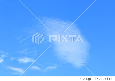 雲の形は刻々と変化する 137493141