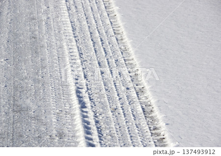雪上のスタットレスのタイヤコーンの様子 雪上のスタットレスのタイヤコーンの様子 137493912