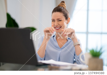 Young business woman having a video call and laughing 137494380