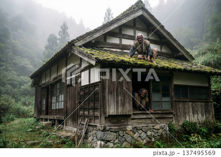 霧深い山中の古民家に潜む鬼の和風ホラー背景素材 137495569
