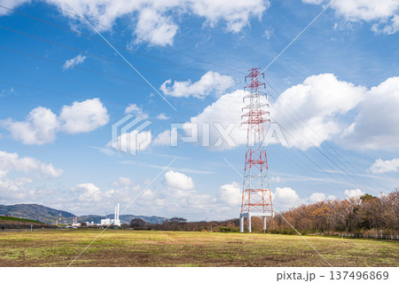 淀川右岸高槻市河川敷に立つ送電線鉄塔 大阪府 淀川右岸高槻市河川敷に立つ送電線鉄塔 大阪府 137496869