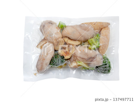 牡蠣のアヒージョ、冷凍の海鮮惣菜【白背景・切り抜き】 牡蠣のアヒージョ、冷凍の海鮮惣菜【白背景・切り抜き】 137497711