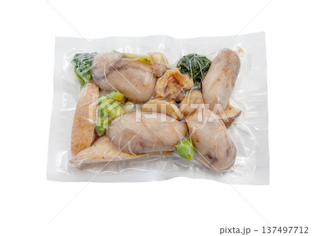 牡蠣のアヒージョ、冷凍の海鮮惣菜【白背景・切り抜き】 137497712