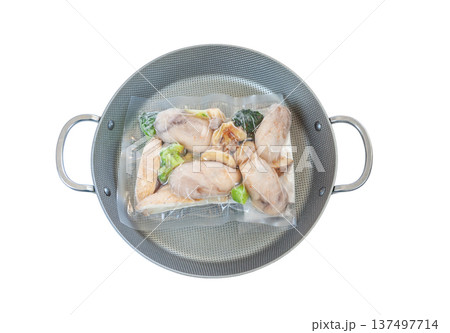 牡蠣のアヒージョ、冷凍の海鮮惣菜【白背景・切り抜き】 137497714