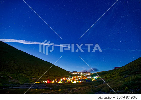 北アルプス・双六小屋のテント場の夜景 137497908