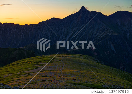 双六岳から見る夜明けの北アルプス・槍ヶ岳 137497916