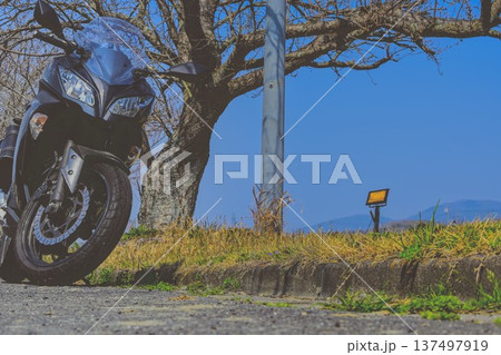 バイクと海の見える道 バイクと海の見える道 137497919
