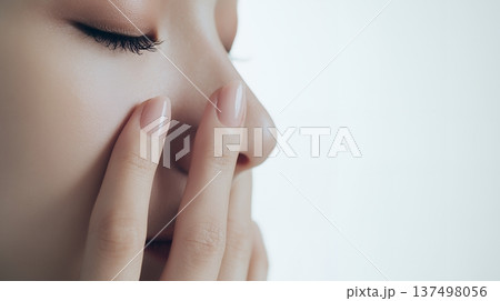 若い女性の顔のアップ 137498056